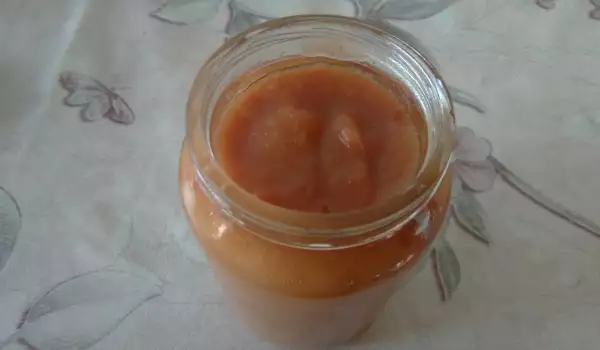 Babyvoeding met appel en wortel