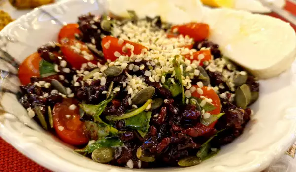 Salade van zwarte rijst, kerstomaatjes en basilicum