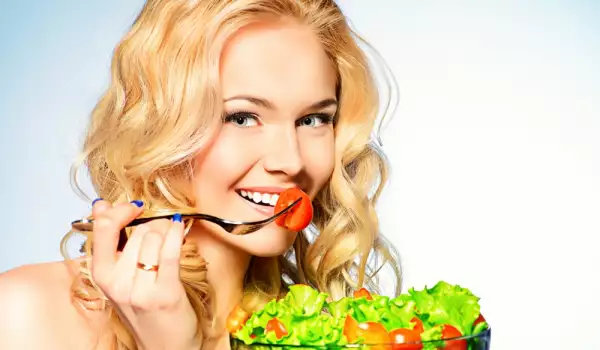 Een groene salade eten