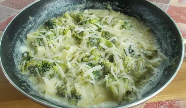 Skillet met broccoli, kookroom en kaas