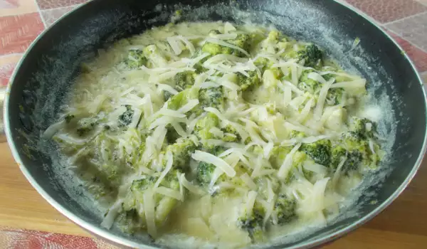 Skillet met broccoli, kookroom en kaas