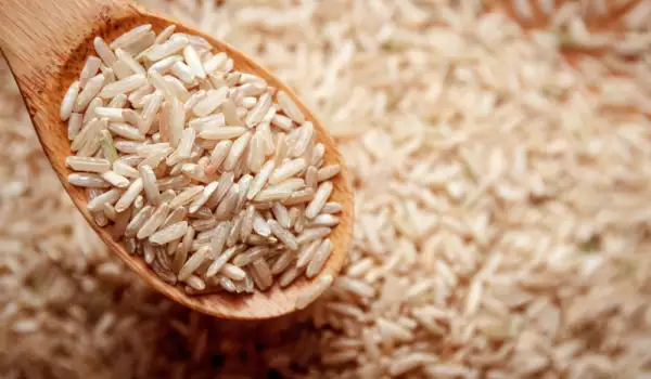 Hoeveel water wordt toegevoegd bij het koken van bruine rijst?