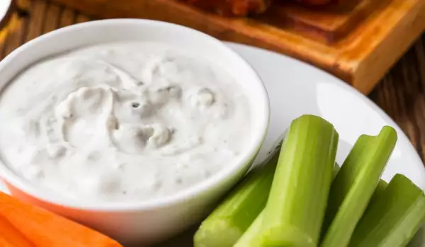 Selderij met dipsaus