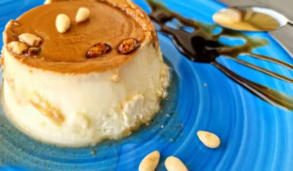 Cheesecake-dessert met pijnboompitten en karamel