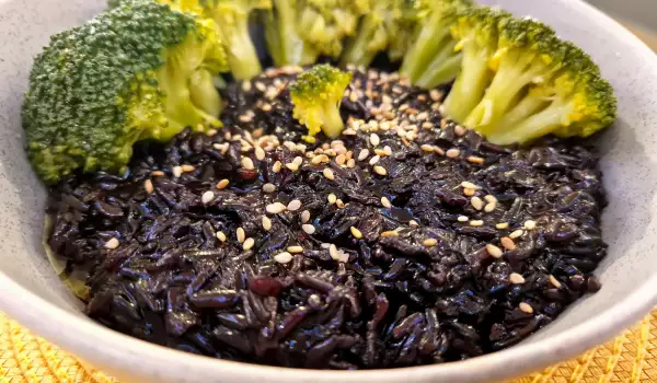 Zwarte rijst in Aziatische stijl met broccoli