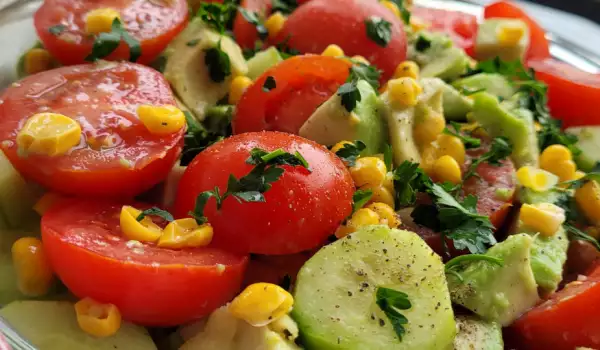 Salade van cherrytomaten en avocado