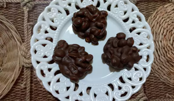 Chocoladesnoepjes met pindas