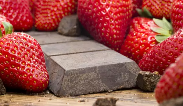 Hoe maak je met chocolade bedekte aardbeien?