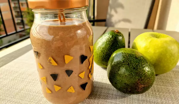 Cacao smoothie met avocado, banaan en appel