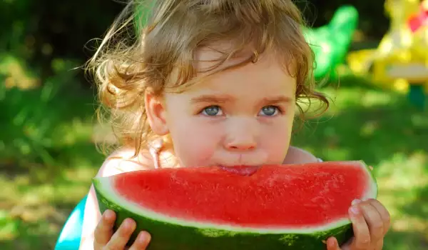 Een kind met een watermeloen