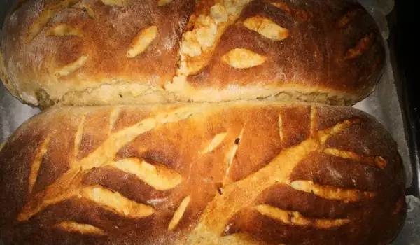 Zelfgemaakt brood met knoflook en rozemarijn