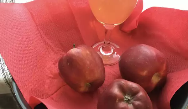Huisgemaakte appellikeur