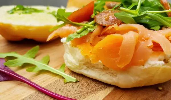 Zelfgemaakte koude sandwiches met zalm