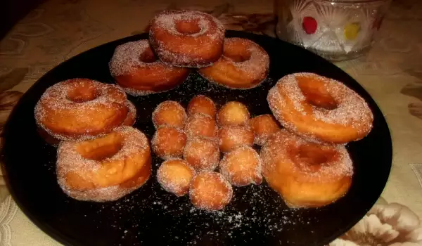 Zelfgemaakte donuts met gist