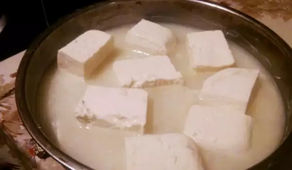 Zelfgemaakte feta kaas met gist