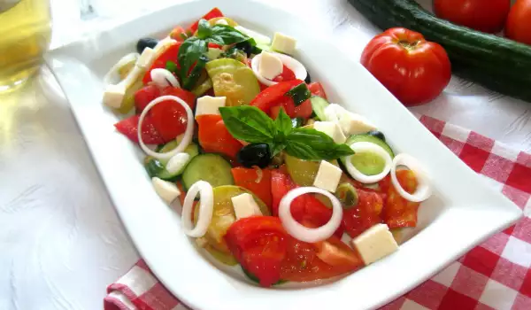 Tomatensalade met courgette en geitenkaas
