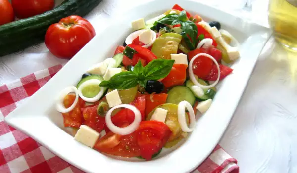 Tomatensalade met courgette en geitenkaas