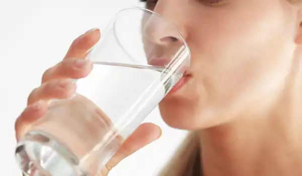 Hoeveel water moet u per dag drinken op basis van uw gewicht?