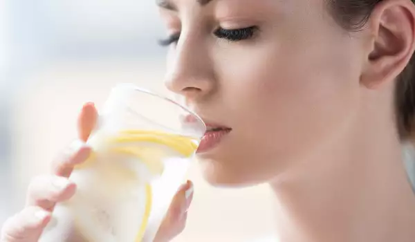 Citroenwater is een van de beste hydraterende dranken