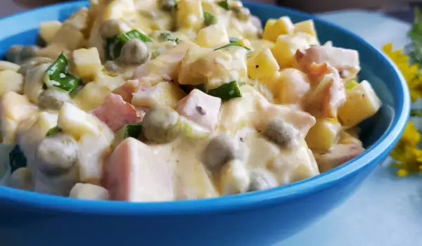 Eiersalade met spek en erwtjes