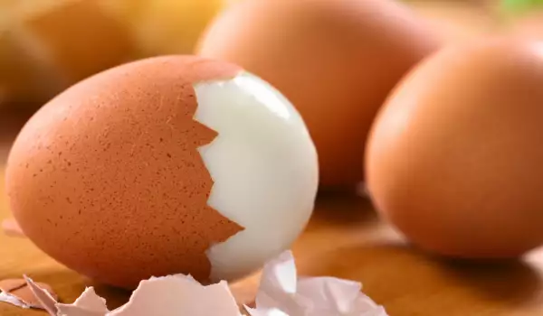 Hoe gemakkelijk gekookte eieren pellen?