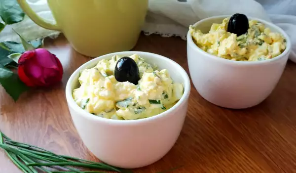 Eiersalade met witte kaas en mayonaise