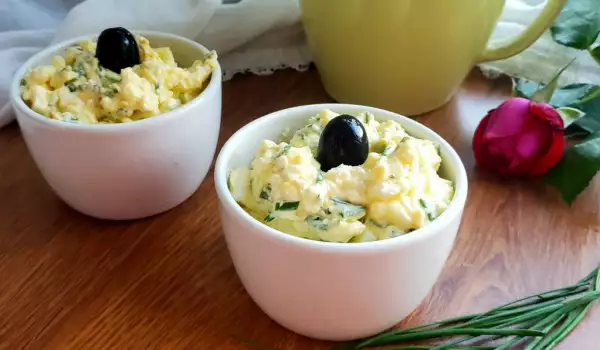 Eiersalade met witte kaas en mayonaise