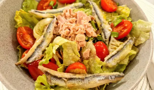 Vissalade met ijsbergsla en cherrytomaten