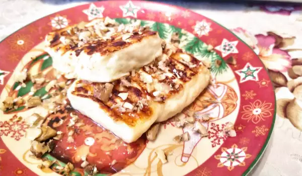 Cypriotische halloumi met honing en walnoten