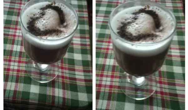 Zelfgemaakte warme chocolademelk met cacaopoeder