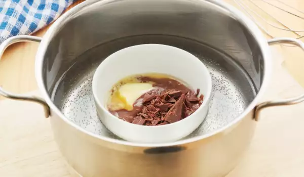 chocolade smelten in een waterbad