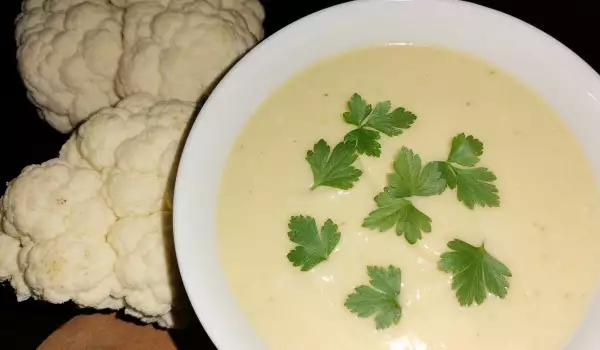 Crème soep met bloemkool een aardappel