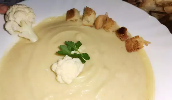 Crème soep met bloemkool een aardappel