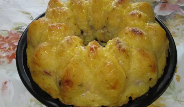 Hartige aardappel tulband met worst en kaas