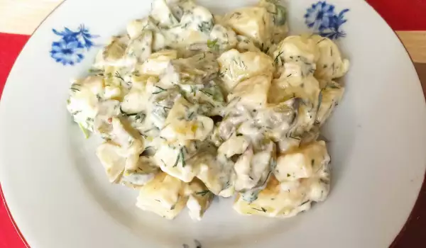 Aardappelsalade met augurken en mayonaise