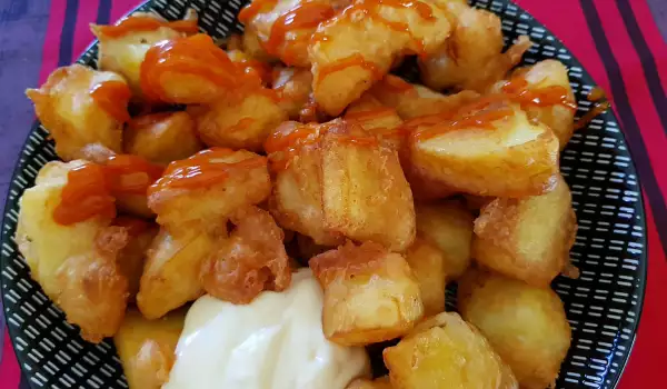 Patatas bravas in tempura