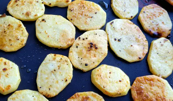 Aardappelschijfjes van de grillplaat