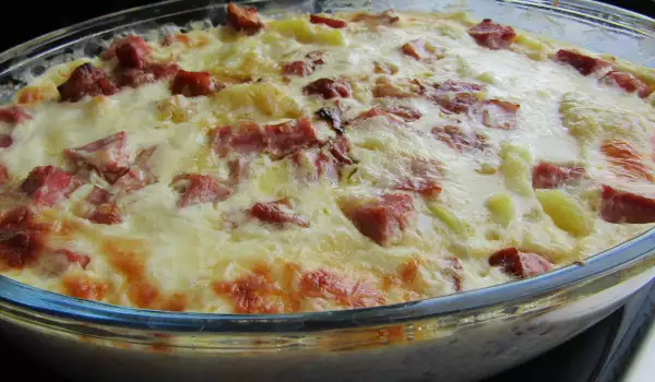 Aardappelen met gerookt vlees en roomsaus uit de oven