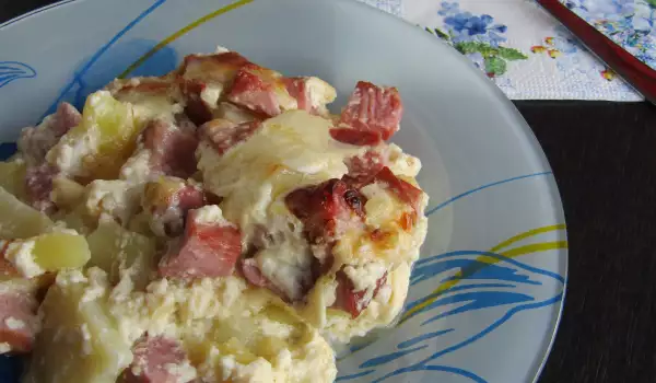 Aardappelen met gerookt vlees en roomsaus uit de oven