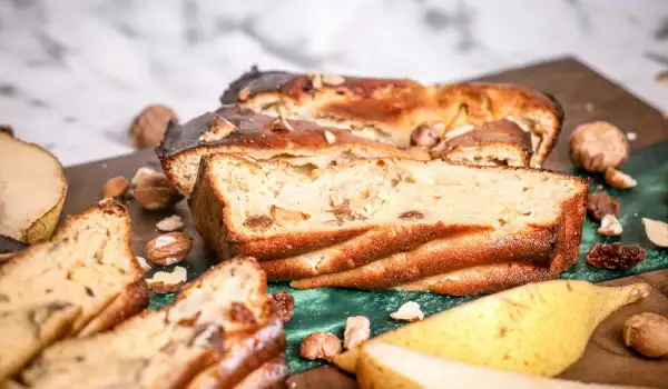 Sappig sponscake met peren, hazelnoten en rozijnen