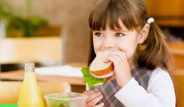 Broodje met avocado en gekookt ei