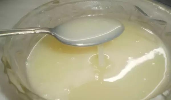 Zelfgemaakte gecondenseerde melk in 15 minuten