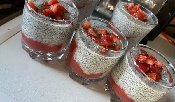 Dessert met chiazaden en aardbeien