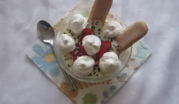 Vanillecrème met aardbeien en lange vingers