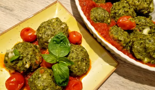 Burgers van spinazie en droog brood met tomatenragout