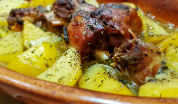 Lamsvlees met aardappelen in een guvec