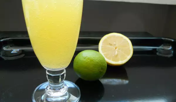 Limonade met sinaasappel, limoen en munt