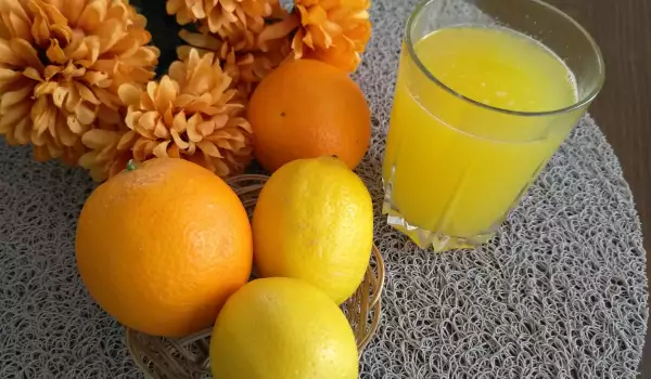 Limonade met sinaasappel, citroen en mint