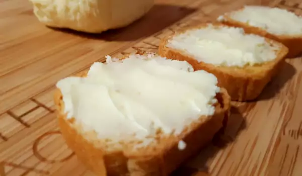Zelfgemaakte boter van ongezoete slagroom