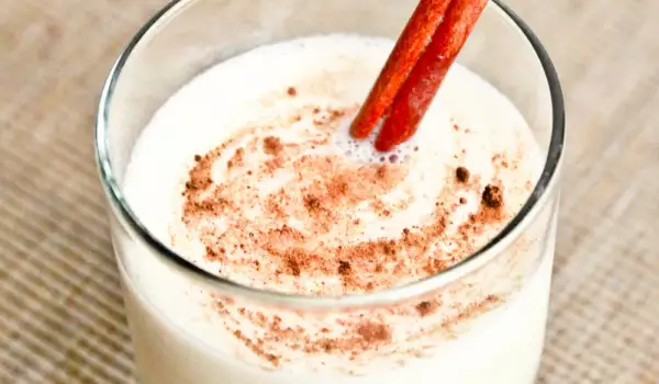 Verschillende redenen om warme melk met kaneel te drinken